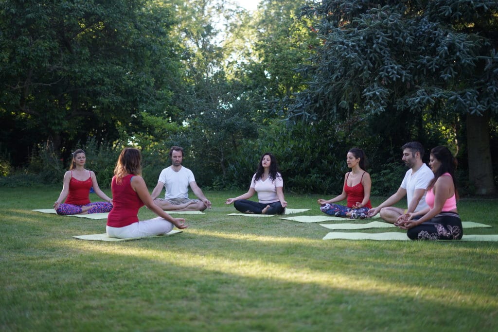 Thiền Nhóm: Năng Lượng Từ Cộng Đồng Thiền – Lợi Ích Khi Ngồi Thiền Cùng Hội Bạn