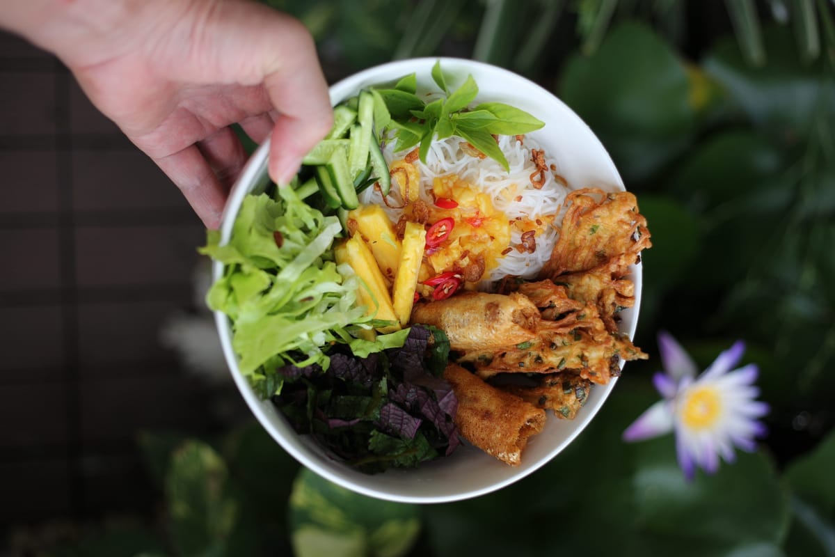 Bún Chả Giò Chay Giòn Rụm – Món Ngon Thanh Đạm Từ Vườn Rau Nhà