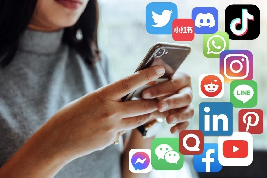 Áp lực phải luôn tích cực online – Khi nụ cười trở thành chiếc mặt nạ - Thực tập theo Pháp môn Làng Mai