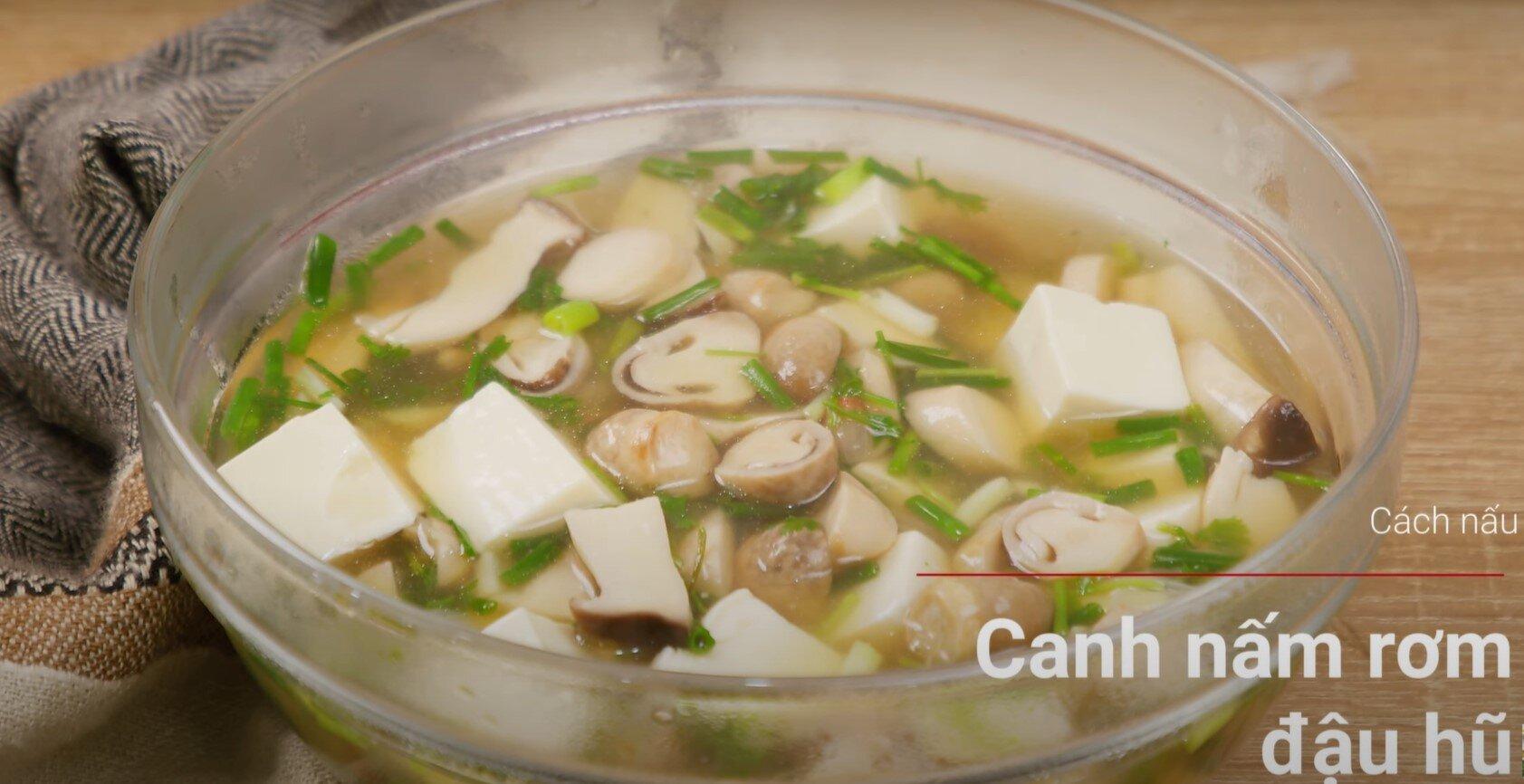 Canh Nấm Rơm Đậu Hũ Chay: Cá Sấu “Vụng Về” Vẫn Nấu Ngon