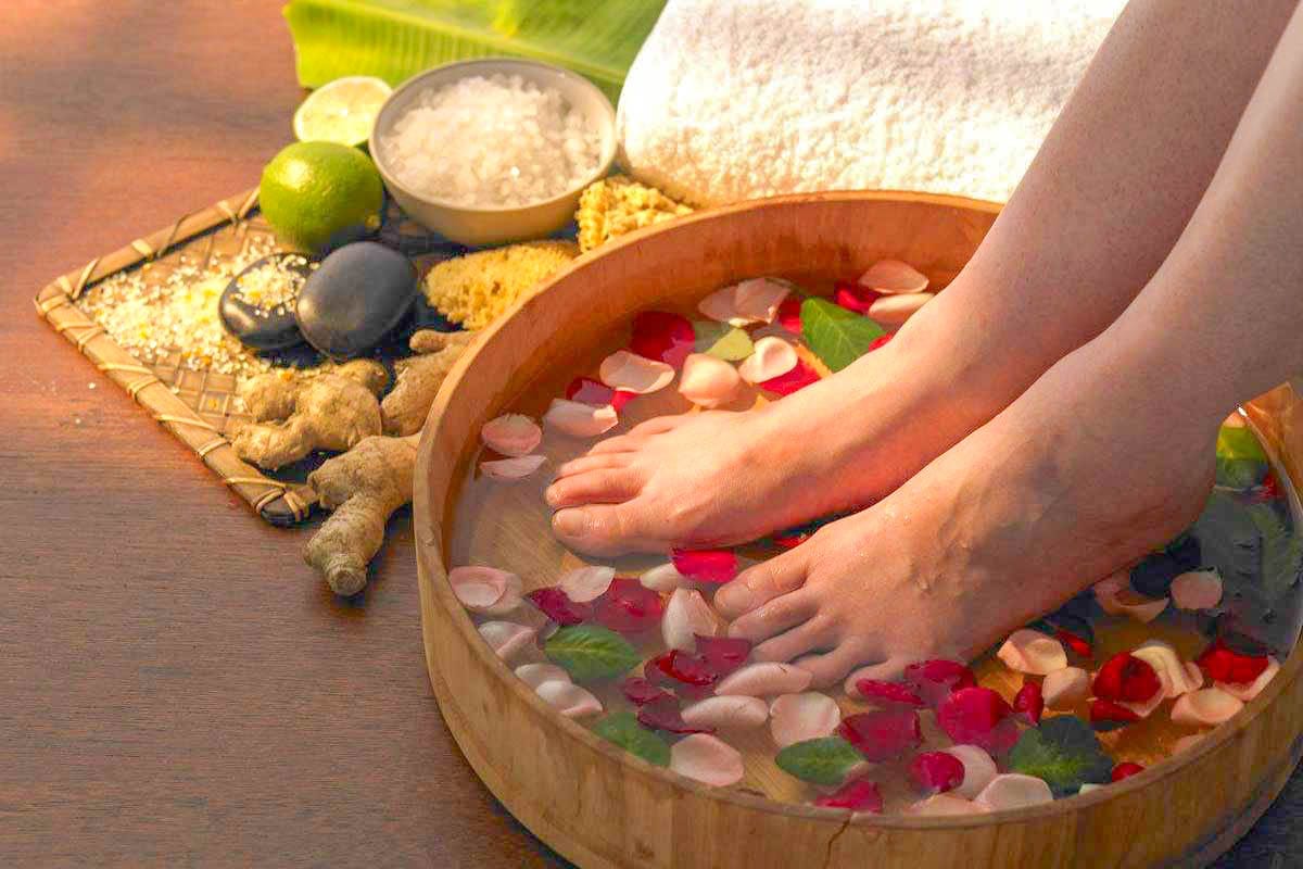 Detox Bằng Cách Ngâm Chân Thảo Dược: Muối, Gừng, Lá Lốt Giúp Thải Độc Qua Bàn Chân