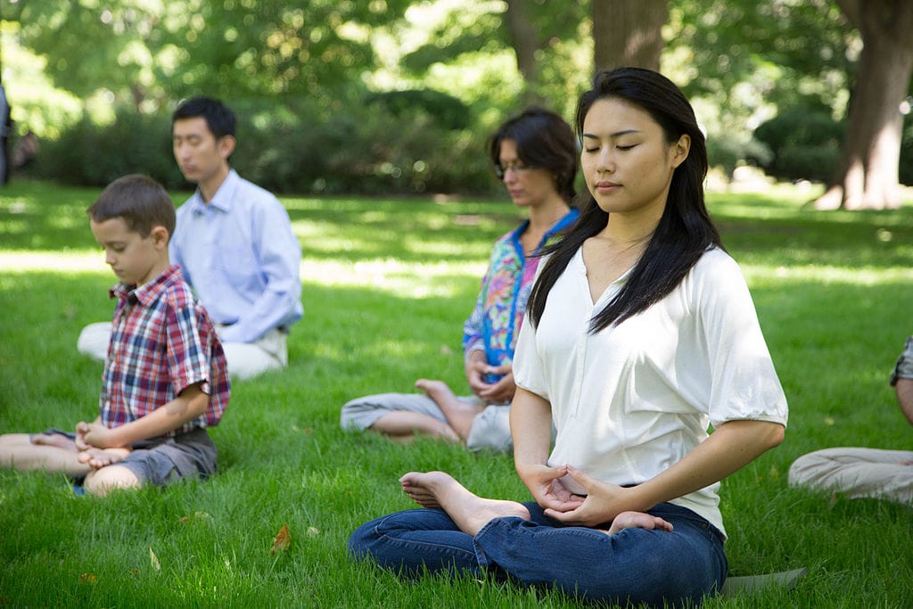 Thiền Vipassana: Tỉnh Thức Theo Phật Giáo – Quán Sát Hơi Thở và Cơ Thể Để Sống Chậm Lại