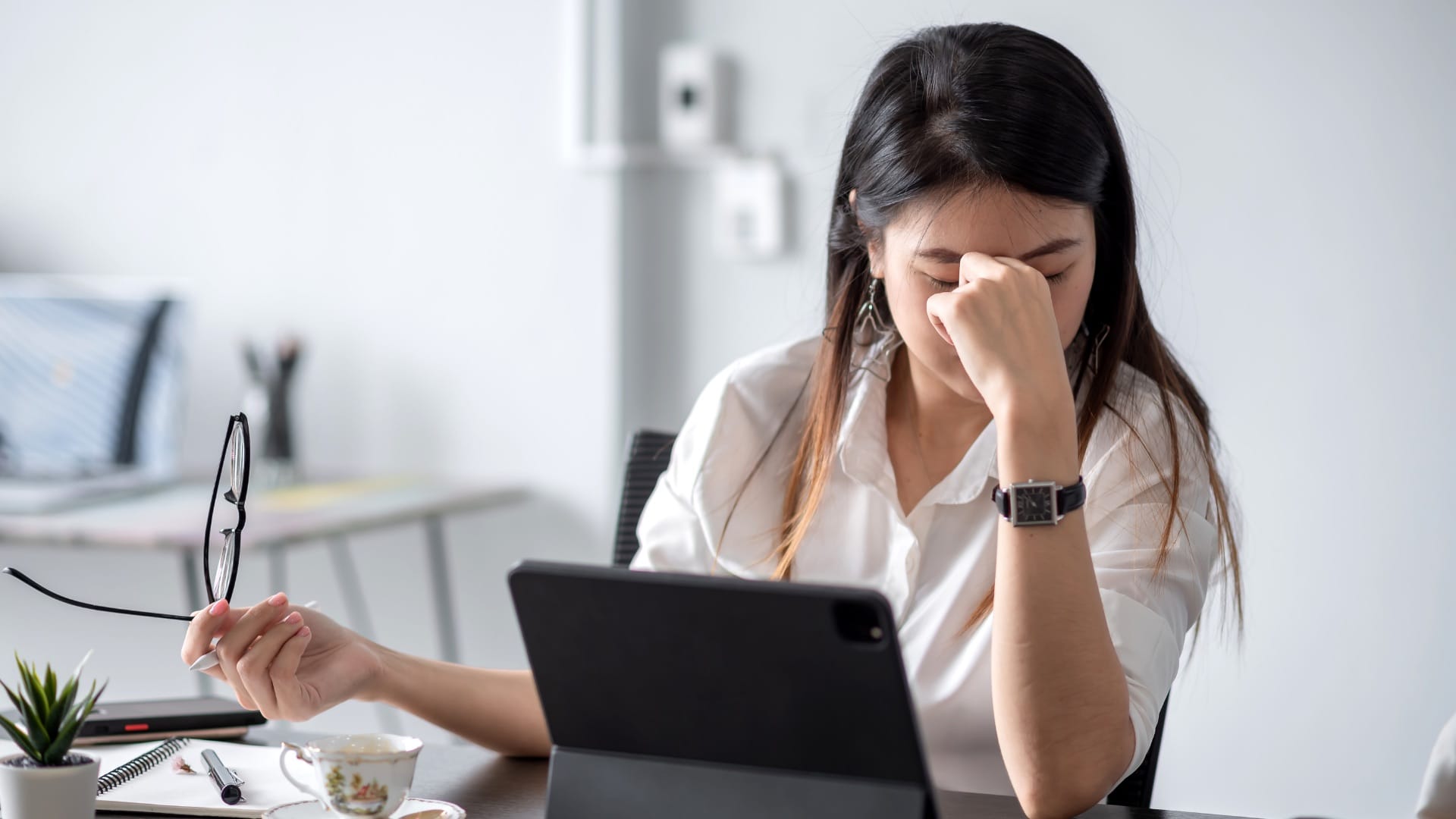 Khi đầu óc không ngừng chạy – Thực tập dừng lại giữa guồng quay công việc theo pháp môn Làng Mai
