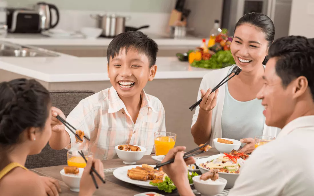 Bữa cơm gia đình và sự chữa lành quan hệ – Khi ta thật sự có mặt cho nhau (Thực tập theo Pháp môn Làng Mai)