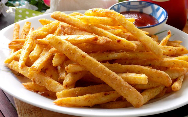 Khoai Lang Tẩm Bột Chiên Giòn: Món Ăn Vặt Ngon Chấm Tương Ớt Đậm Vị